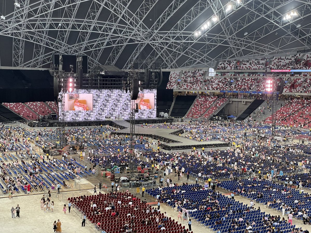 FilChiMD's tweet photo. 1.5 hours to go!!!

#TaylorSwiftErasTour #TheErasTourSG https://t.co/WwYLk8uSwM