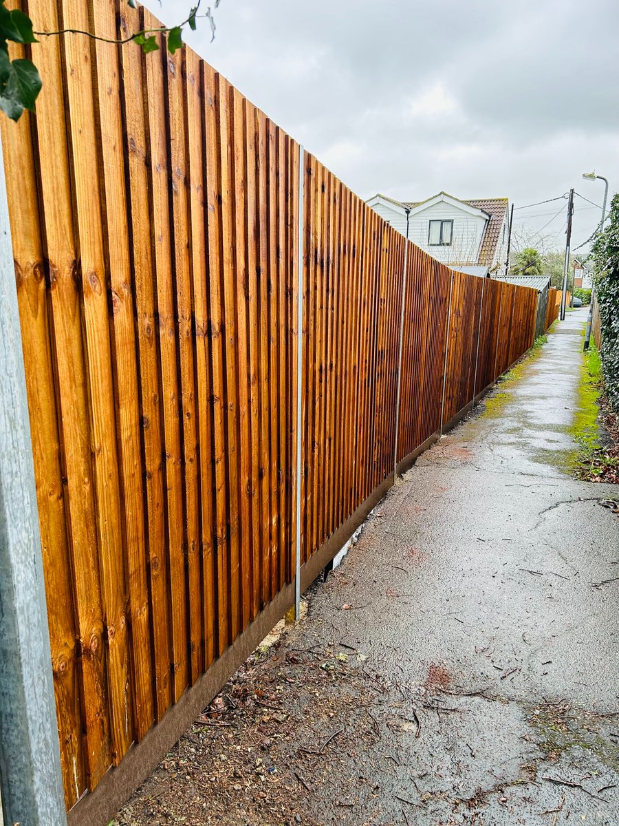 lemonfencing's tweet photo. A recent installation completed by our team. Consisting of traditional closeboard feather edge fencing with galvanised steel DuraPosts and DuraPost Prima composite boards. #DuraPost #Traditional #Closeboard #Featheredge #Steel #Composite #Southend #Essex https://t.co/2VY2WWl9WC