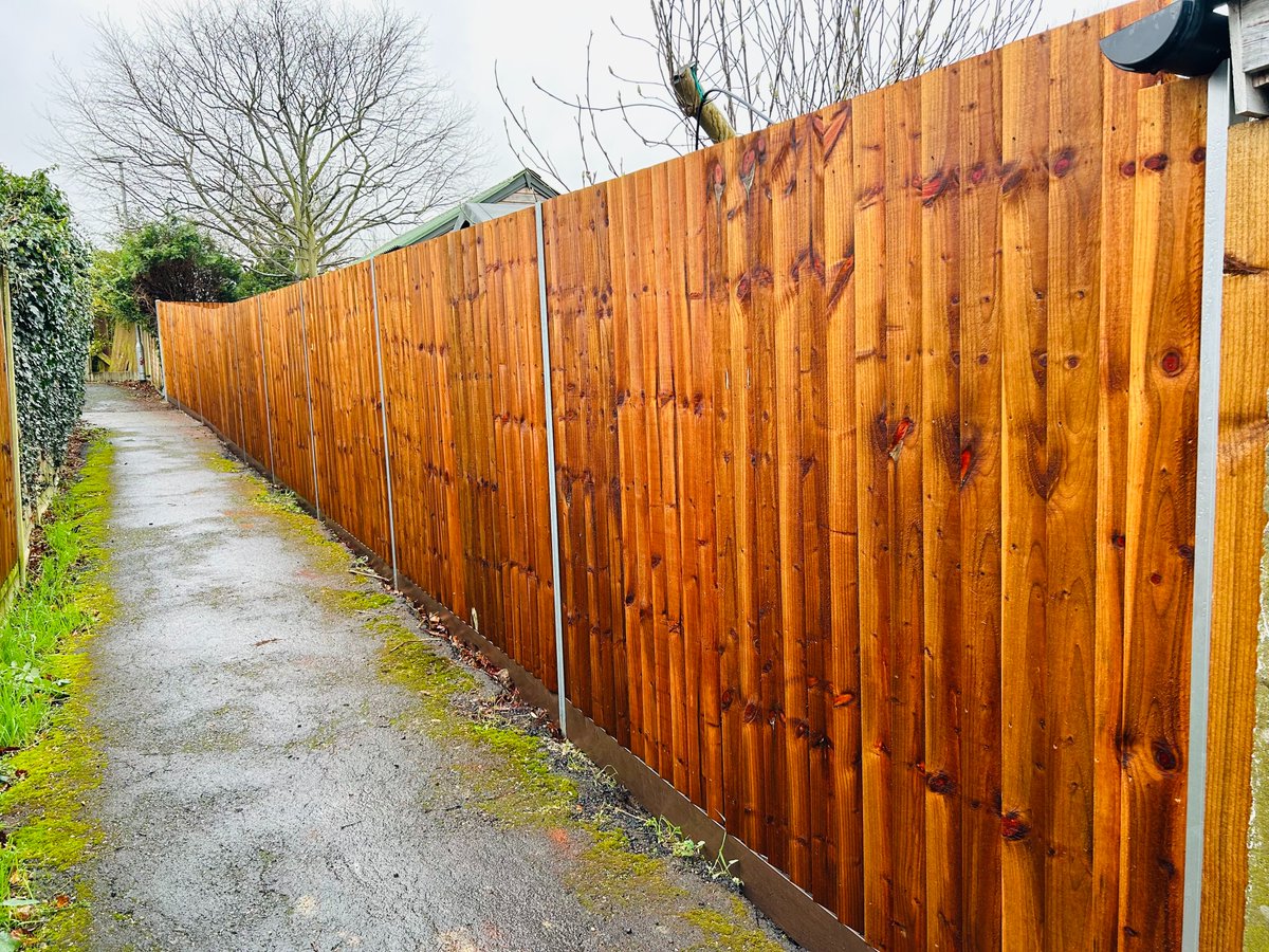 lemonfencing's tweet photo. A recent installation completed by our team. Consisting of traditional closeboard feather edge fencing with galvanised steel DuraPosts and DuraPost Prima composite boards. #DuraPost #Traditional #Closeboard #Featheredge #Steel #Composite #Southend #Essex https://t.co/2VY2WWl9WC