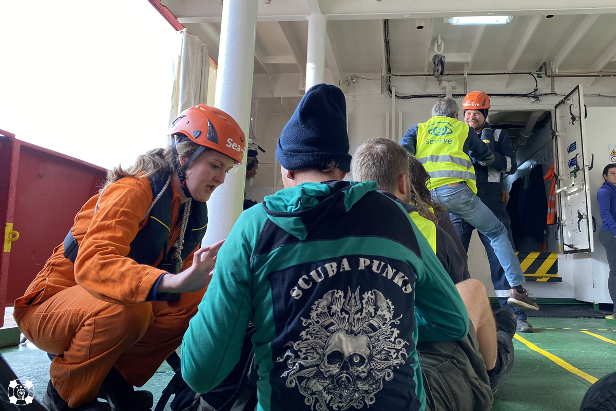 Exercicis d’atenció a persones rescatades al vaixell SEA EYE 4.
Drills and training for care of people rescued on the SEA EYE 4 ship.
@seaeyeorg @_refugeerescue @United4Rescue 

aurorasuport.org/exercicisse/