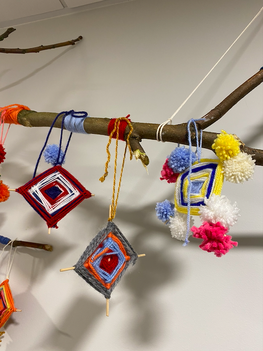 Oeuvre collective des élèves de CP de Mme Pryszlak et du dispositif ULIS de Mme Mengardi : motricité fine à partir d'une activité de tressage.