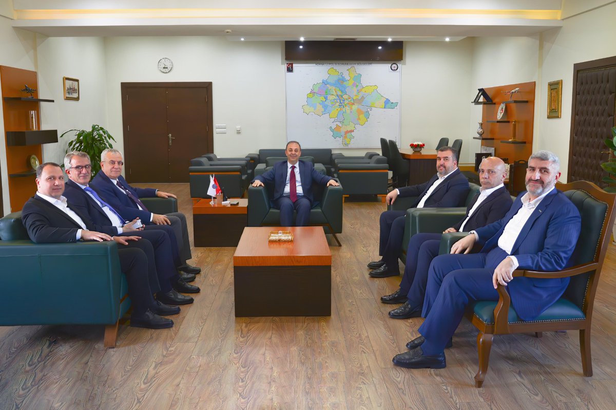 Adana Polis Hizmetlerini Geliştirme ve Destekleme Derneği Başkanı Sn. İmam Gazali HİRADAĞI ile beraberindeki Yönetim Kurulu Üyeleri, İl Emniyet Müdürümüz Sn. Ahmet Hakan ARIKAN’ı makamında ziyaret ederek yeni görevinin hayırlı olması temennisinde bulundular.