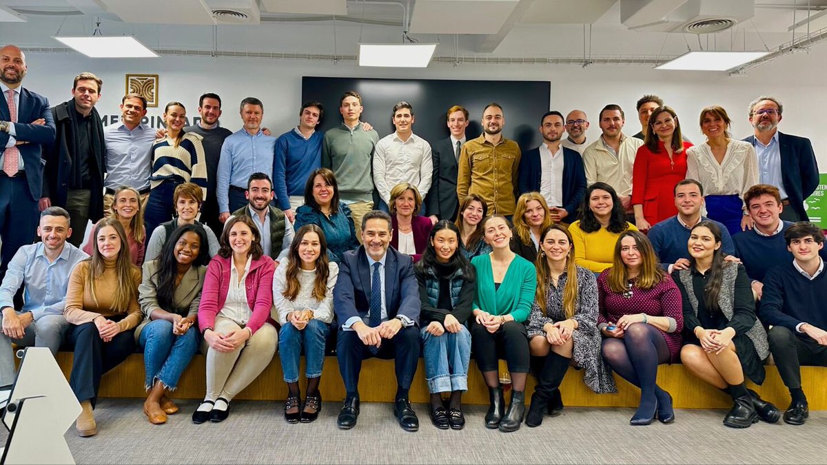 GradoInmoUPM's tweet photo. 🏘🏆Comenzamos los #DíasDeLasEmpresas en la sede de la Corporación @ViaAgora

Desde una visión integral del desarrollo hasta la inmersión en innovaciones tecnológicas, cada momento fue enriquecedor para los estudiantes de Grado Inmobiliario.

https://t.co/FCtiZdh8kR https://t.co/mHfjSSq7vz