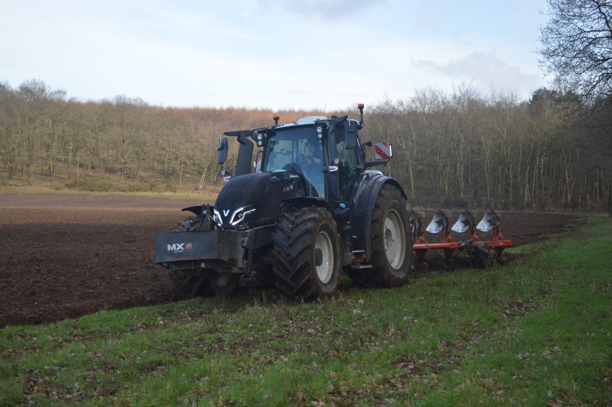 bandbtractors's tweet image. Spring ploughing has finally started, and what a brilliant machine to do it with, the Valtra Q Series😍💪
#bandbtractors #valtra #qseries #springploughing