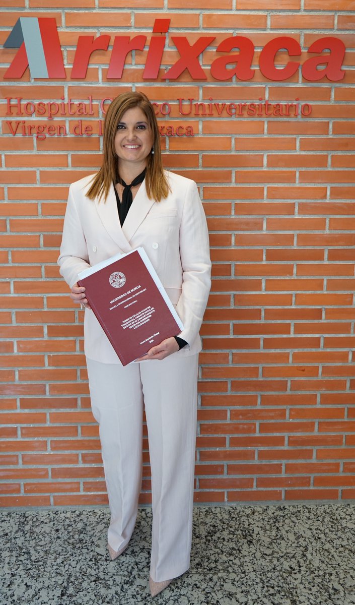 AreaUnoArrixaca's tweet photo. 🎓🦴La traumatóloga Laura Izquierdo defiende su tesis “Tumor de células gigantes de la vaina tenosinovial y su variante nodular”, obteniendo sobresaliente cum laude. 
@PabloPuertas7  @DrValcarcel @UA_Universitat @Area2Cartagena @SOMUCOT_Secr 
Enhorabuena por "hacer" conocimiento! https://t.co/2FoXpdjYy6
