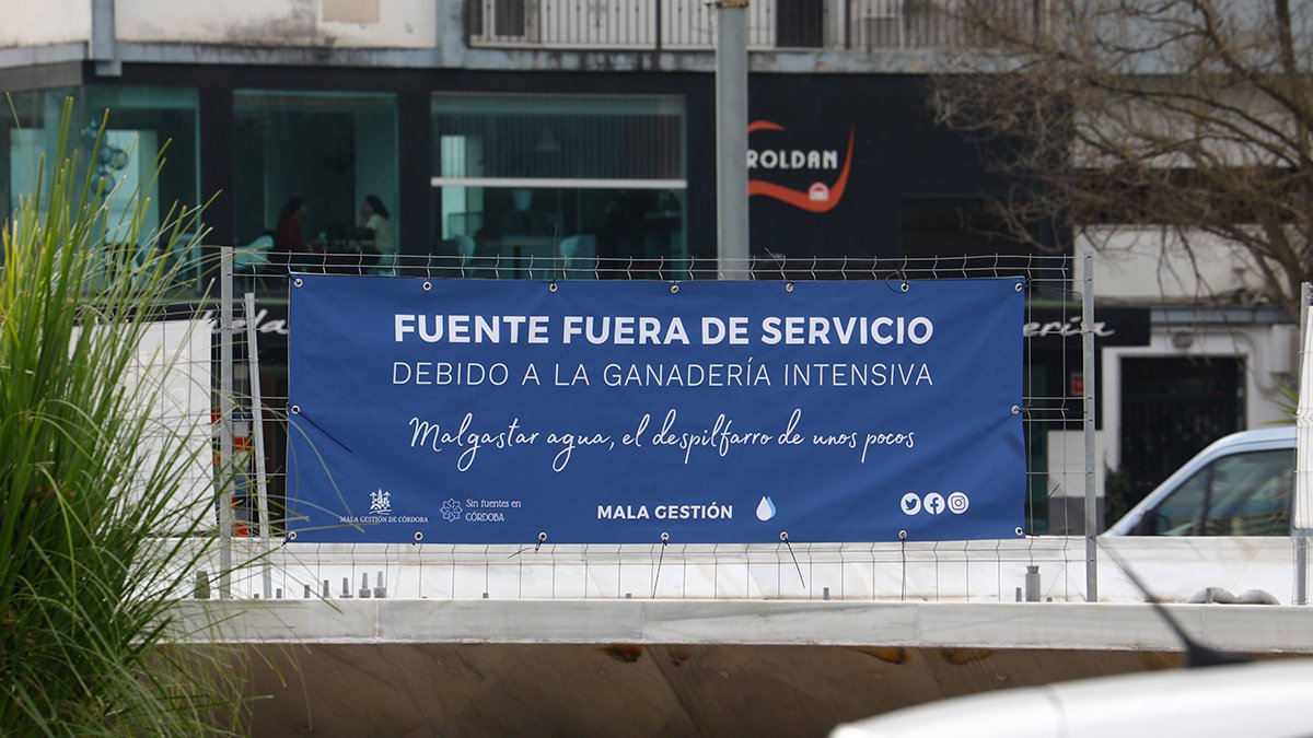 👉💧Trolean las lonas de las fuentes cerradas en Córdoba por mensajes sobre la sequía y el despilfarro de agua cordopolis.eldiario.es/cordoba-hoy/so…