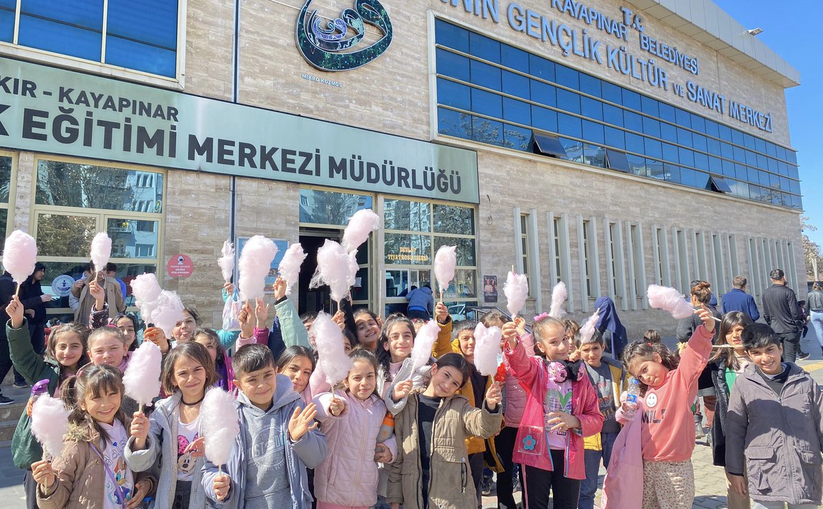 BaglarKaymakam's tweet photo. Kaymakamlığımızca yürütülen, #tiyatrosanataBağlar projesi kapsamında Hürriyet İlkokulunda öğrenim gören öğrencimizi tiyatro ile buluşturduk. Mutlu çocuklar mutlu gelecek.🇹🇷 #Bağlar #Diyarbakır https://t.co/kOmrL6eYc9
