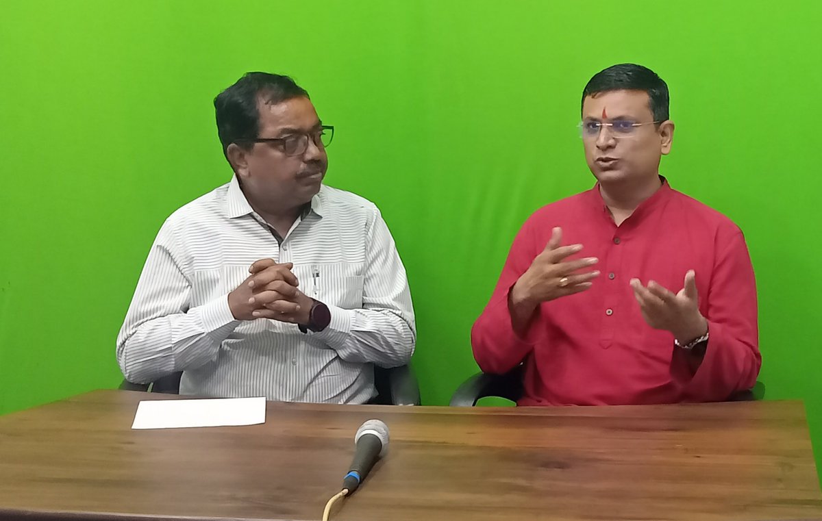 In commemoration of Sanatan Sanstha's 25-year journey, Shri. <a href="/1chetanrajhans/">Chetan Rajhans</a>, the National Spokesperson, participated in an exclusive interview with the Bhakti In News channel, a part of the BRDS cable network in Solapur.