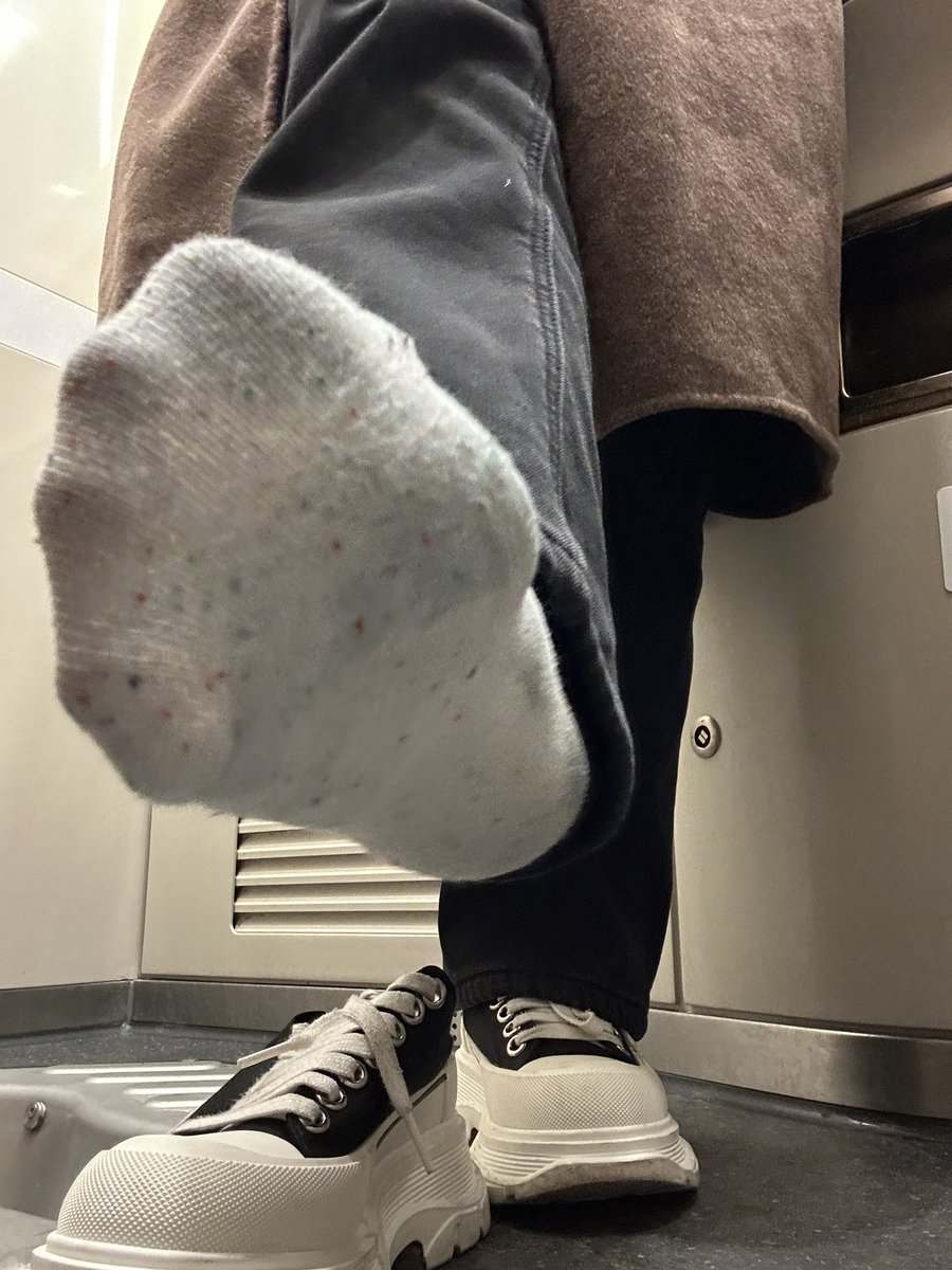 chiyue668's tweet photo. ��么？在高铁的厕所里就忍不住想要闻亲妈祖宗的脚底了吗 臭贱畜 车厢的人都知道你是一见女神脚底就他妈的忍不住犯贱的傻逼吗 穿了五天的棉袜！闷死傻逼！ #脚底 #ATM  #账单奴 #无脑贡 ＃羞辱 #贡畜 ＃绿帽奴 ＃压榨奴 ＃洗脑
#ATM提款机 #棉袜 #羞辱洗脑  #压榨女王 #压榨奴 #男m #提款机 #足交压榨 https://t.co/QLZsA9FKO8
