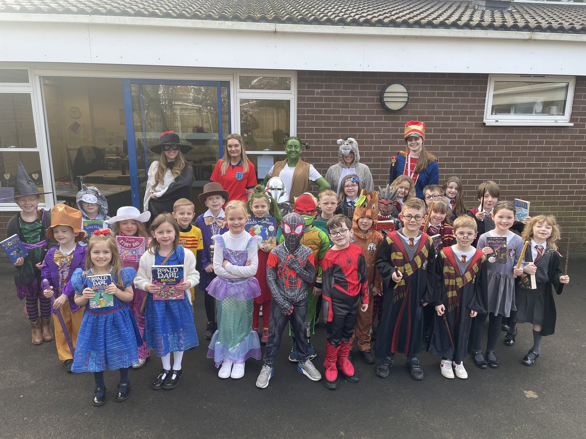 Year2TSP's tweet image. Take a look at our costumes, can you guess who we are? 💙💜💚💖💛🫶📚📖 #WorldBookDay2024 #WBD #TSPReading #TSPEnglish #LoveofReading #Enjoy #Imagine
