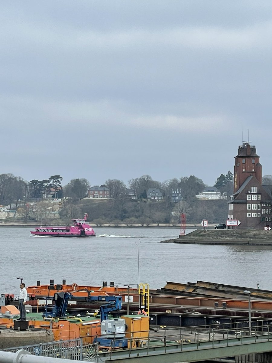MedicareersX's tweet photo. Besuch unserer neuen Partnerpraxis in #Hamburg. 3 Grad aber der Blick auf die #Elbe gibt uns Heimatgefühle.
Wir kämpfen gegen den #Ärztemangel und #Praxiskollaps.
#Hausärzte #Medizin #Arztpraxis https://t.co/9SxyzW0j01