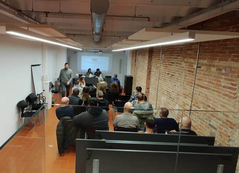 CGTmetroBCN's tweet photo. Avui estem a la sessió informativa de malalties professionals i substàncies cancerígenes organitzada pel @CollectiuRonda amb l'@AlexTisminetzky https://t.co/Es7PW1q1P4
