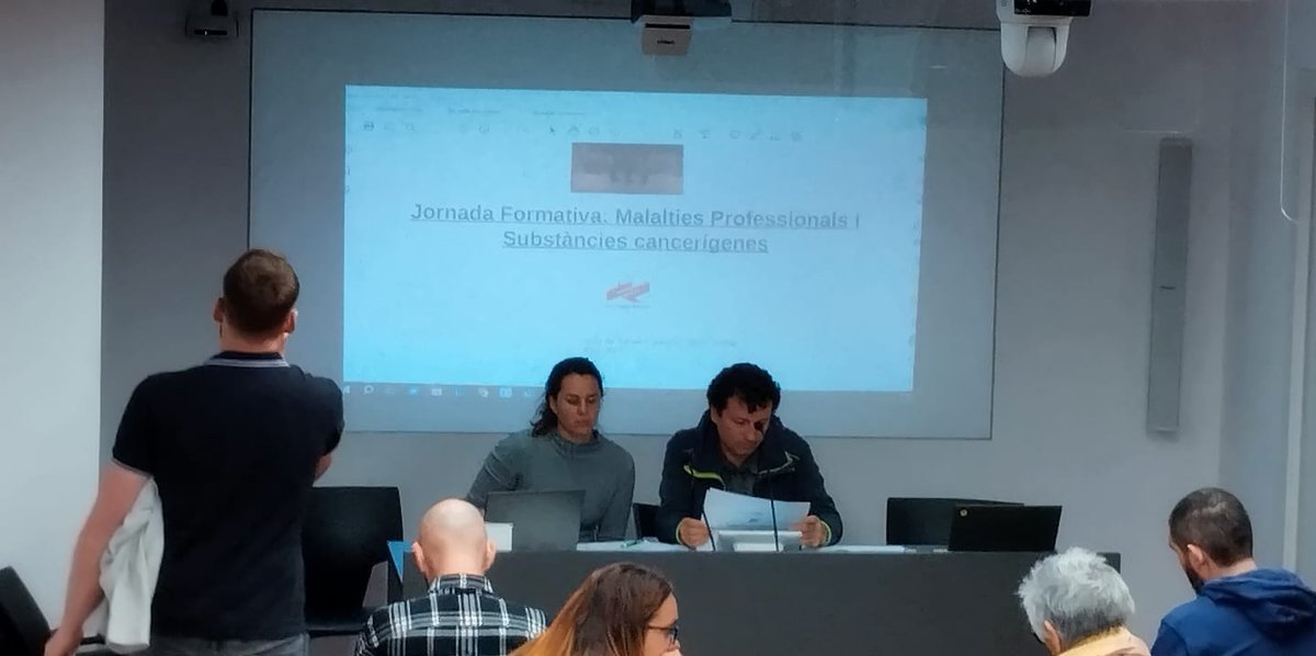 CGTmetroBCN's tweet photo. Avui estem a la sessió informativa de malalties professionals i substàncies cancerígenes organitzada pel @CollectiuRonda amb l'@AlexTisminetzky https://t.co/Es7PW1q1P4