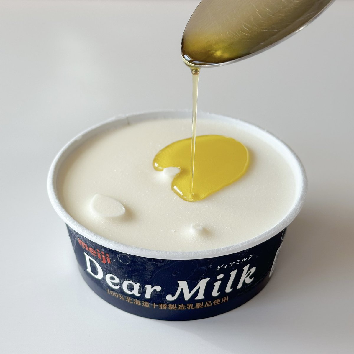 6m0v_n's tweet photo. 美味しすぎるアイスと話題の「明治Dear Milk」
そのまま食べてももちろん美味しいんだけど
【 オリーブオイル＋塩胡椒 】トッピングしたら
大人の贅沢アイスクリームが爆誕した...🥹🤍
甘みと香りが増して美味しすぎ...定期的にやる https://t.co/yGTJBo7bFj