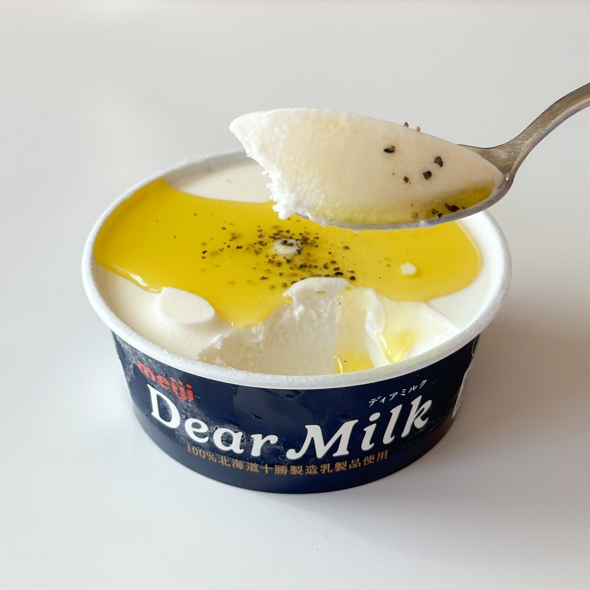 6m0v_n's tweet photo. 美味しすぎるアイスと話題の「明治Dear Milk」
そのまま食べてももちろん美味しいんだけど
【 オリーブオイル＋塩胡椒 】トッピングしたら
大人の贅沢アイスクリームが爆誕した...🥹🤍
甘みと香りが増して美味しすぎ...定期的にやる https://t.co/yGTJBo7bFj