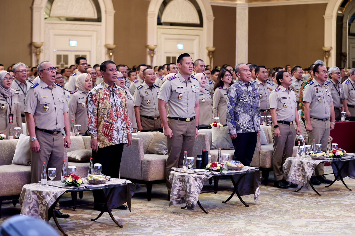 AgusYudhoyono's tweet photo. Alhamdulillah, pagi ini bisa bersilaturahmi & bertemu langsung dengan personil @kem_atrbpn dari pusat hingga daerah. Pada sambutan Rapat Kerja Nasional (Rakernas) Tahun 2024 tadi, saya kembali menekankan agenda-agenda prioritas ATR/BPN sesuai arahan-arahan Presiden RI @jokowi serta mengingatkan pentingnya Instrumen Keadilan dan Pertumbuhan Ekonomi/Investasi dalam tata kelola pertanahan & tata ruang. Mudah-mudahan dengan Rakernas ini implementasi arah dan kebijakan strategis Kementerian ATR/BPN dapat dilaksanakan dengan baik.