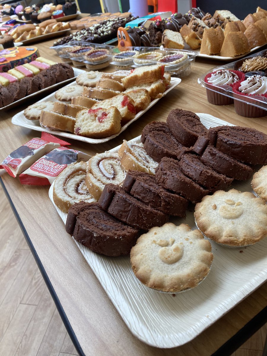 Wow! Thank you to all the families who donated delicious treats to our Bake Sale for @KeechHospice. Your generosity will make a huge impact in the lives of those in need. Let's continue to spread love and kindness together! #GivingBack #CommunitySupport #KeechHospice