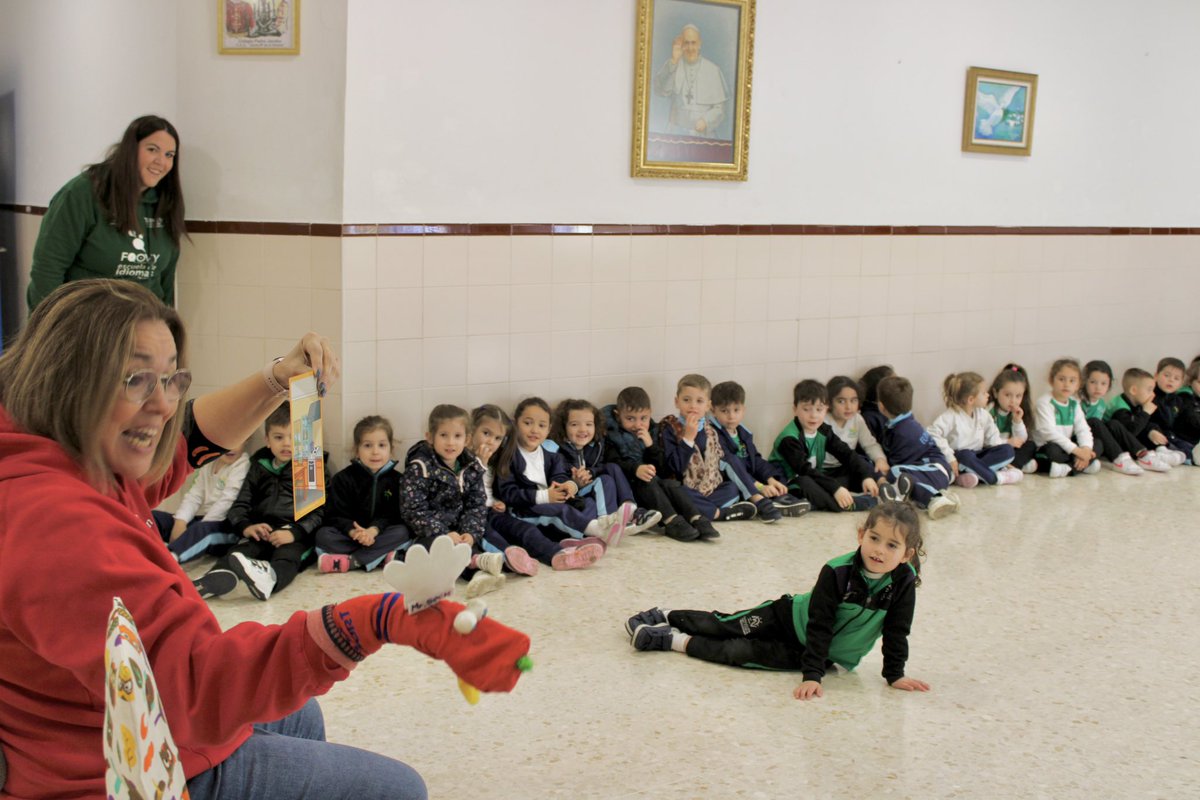 esc_idiomasfv's tweet photo. 🧑🍳 🧦 | Cooking with Mr Sock! @fvictoria_es
Ayer disfrutamos de nuestro primer taller de cocina liderado por Mr Sock 😍👏🏼
Este tuvo lugar en @Padre_Jacobo con los más pequeños, donde aprendimos vocabulario mientras creábamos nuestras propias ensaladas 🥗
#wordsshapeus https://t.co/IJGA7pFWqf