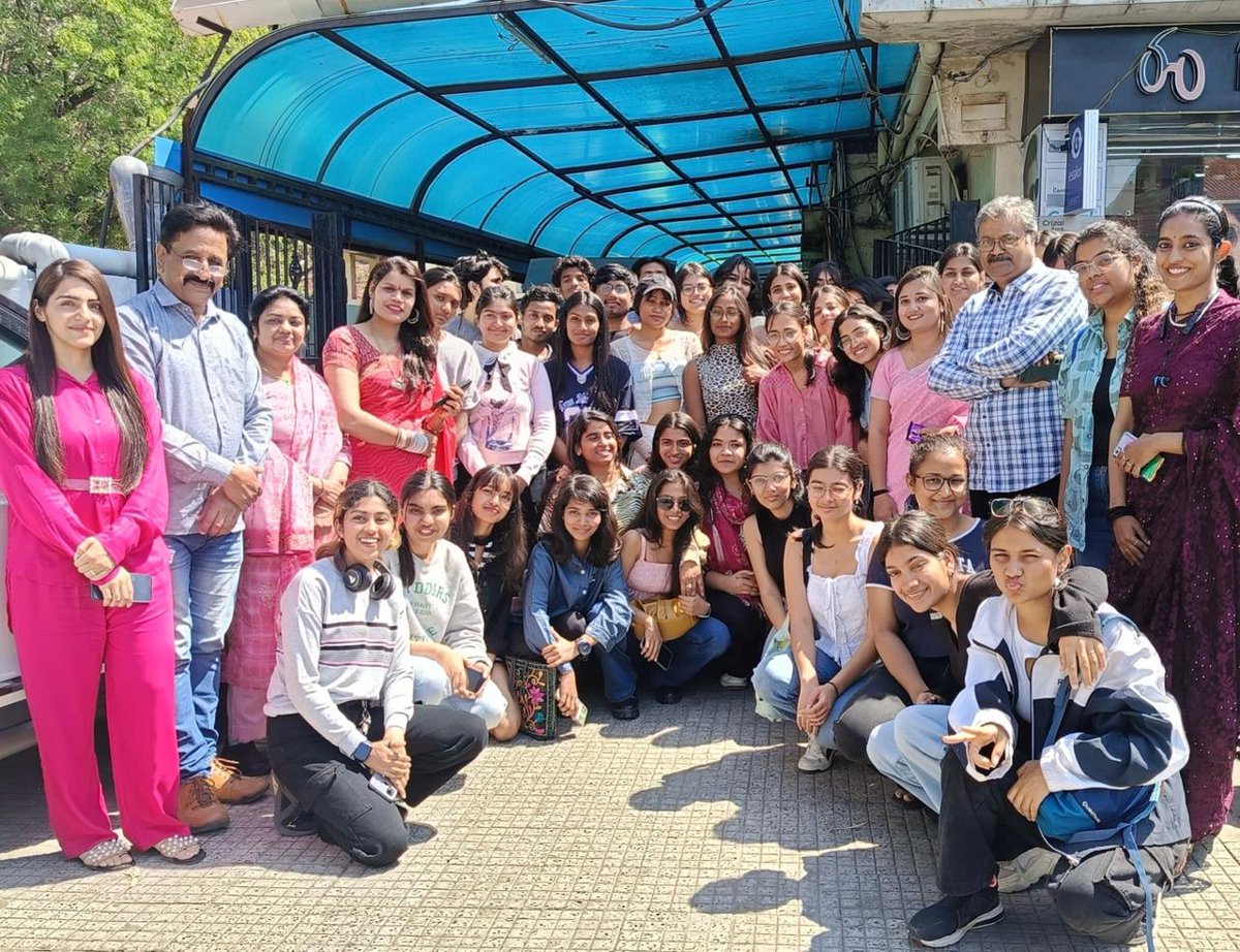 manishbpl1's tweet photo. Students of @niftbhopal1 visited @psamachar1 office today.
They were very curious to know about the nitty-gritty of the newspaper industry... we wish all of them to make your name like #ManishMalhotra , #Sabyasachi #RituKumar etc, &amp; shine as star by creating your own identities.. https://t.co/AjhfvhgL4B