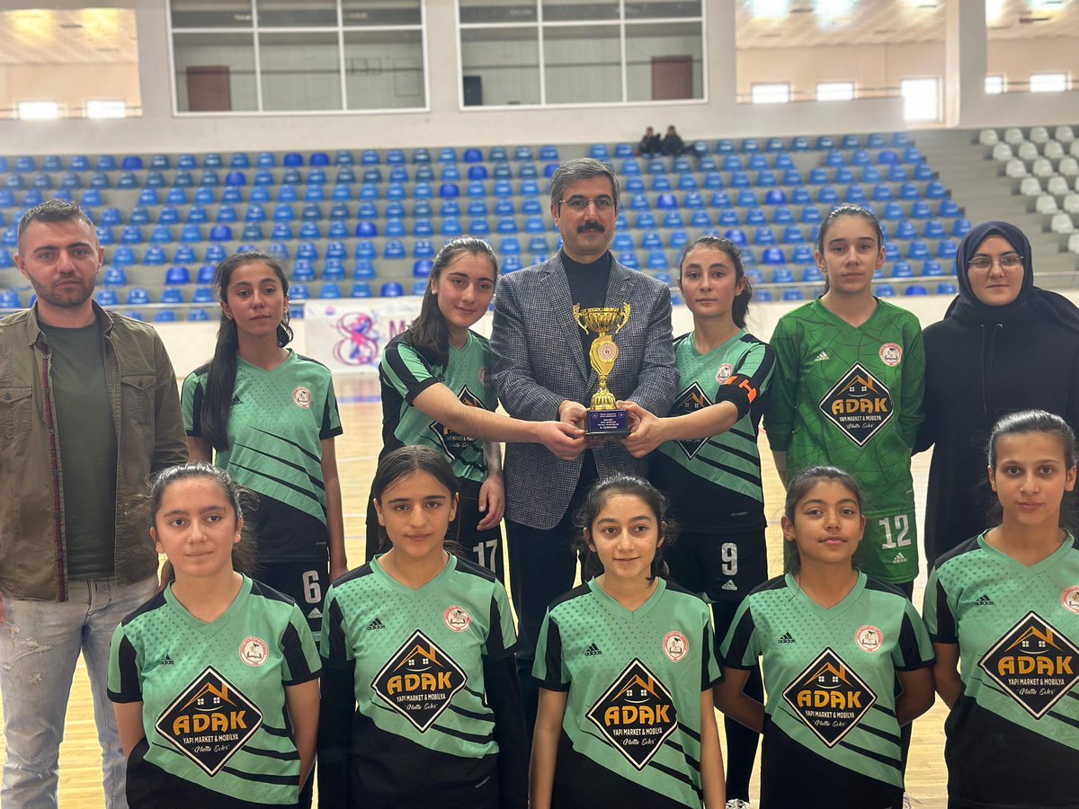 Okul futsal kız takımımız ilimizde düzenlenen futsal turnuvasında dereceye girip okulumuza kupa ile dönmüşlerdir.
Turnuvaya hazırlanılmasında  emeği geçen Batuhan hocamıza ve bizi ilde evimizde gibi ağırlayan sn. İlhan GÖKTAŞ’a katkılarından dolayı teşekkür ederiz. 
<a href="/bingolmem/">Bingöl MEM</a>