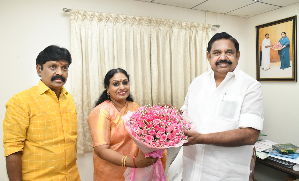 Shimla_Mass's tweet photo. அதிமுக பொதுச்செயலாளர் அண்ணன் எடப்பாடி K.பழனிசாமி அவர்களை நேற்று இல்லத்தில் சந்தித்து அதிமுகவில் என்னை இணைத்து கொண்டேன்.  இன்று நிர்வாகிகளுடன் சென்று அண்ணன் எடப்பாடி அவர்களிடம் வாழ்த்து பெற்ற போது எடுத்த படம். #அதிமுக #AIADMK #shimlamuthuchozhan https://t.co/TOWQRK54LQ