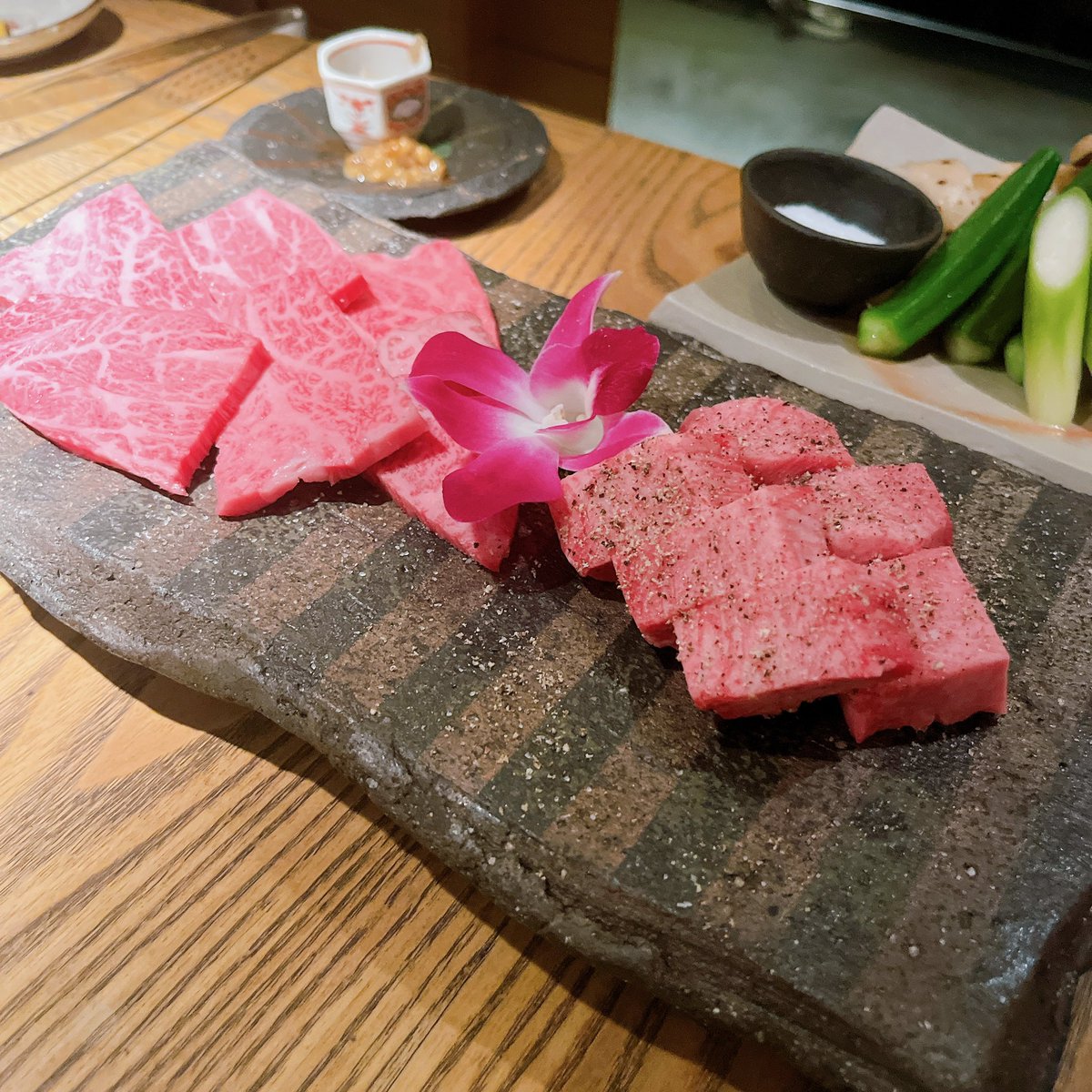 mercari_sho's tweet photo. 【リスクなしでリターンは得られない】

「お金を稼ぎたい！」

このように口では言う人はたくさんいますが
リスクを取らない人が多過ぎる。
そしてそういう方は稼ぐのは不可能です。

労力・時間・お金

このどれかのリスクを取らないとリターンはないです。

「出来そうか不安」「時間がない」や「お金がない」などもリスクを取ろうとしない言い訳。

出来そうか不安でもやらない限りはわからないですし
時間が無いのなら作ればいいですし
お金がないからこそ今やらないといけない

このリスク→リターンの順番は絶対的な法則です。

叶えたい目標や展望があるのであればまずはリスクを取る。

そうすれば今までと別の方向に進んでいくので突き進めばいいかと思います。

そうしないと一生リターンは来ませしお金を稼ぐのは無理です。

#ad