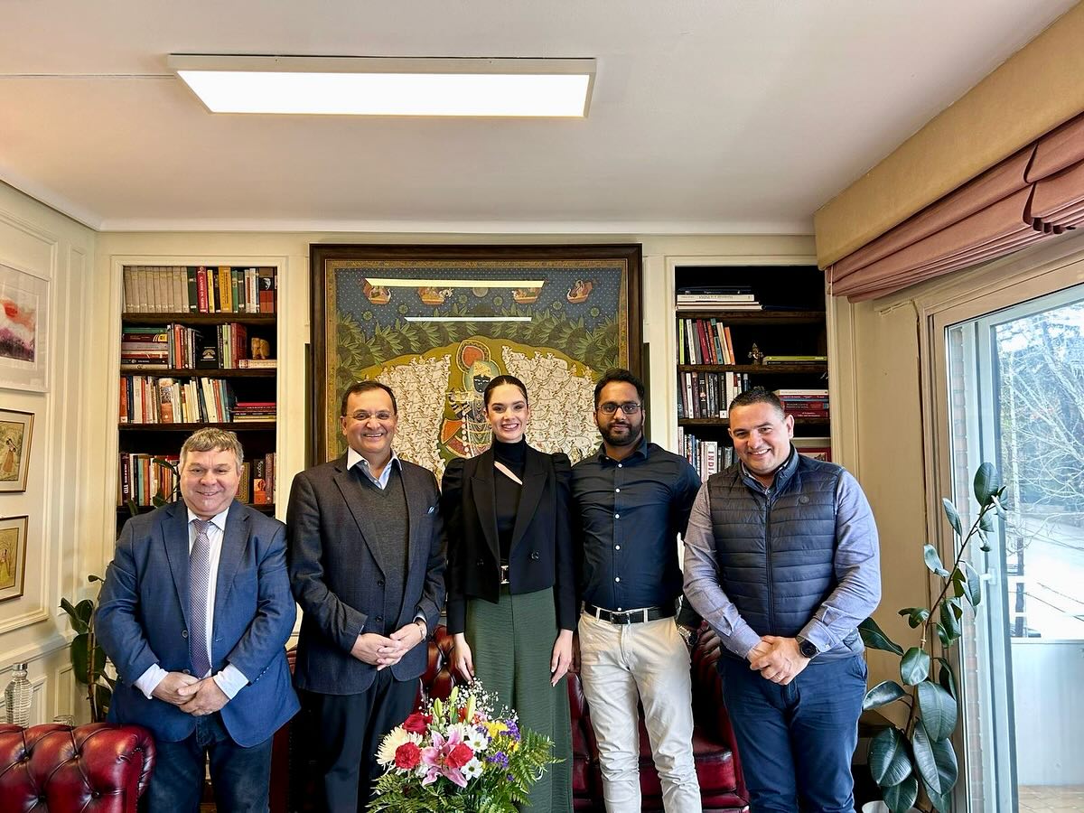 Fundharma's tweet photo. ¡La India premiará la difusión de su cultura en les Fogueres!
El Embajador de la India, Dinesh Patnaik,
el presidente de la Federació de Fogueres,David Olivares y el Presidente de la Fundación Dharma, Luís Pulido,han firmado un convenio para promover su cultura y tradiciones.📷📷 https://t.co/YeGau4o6ol