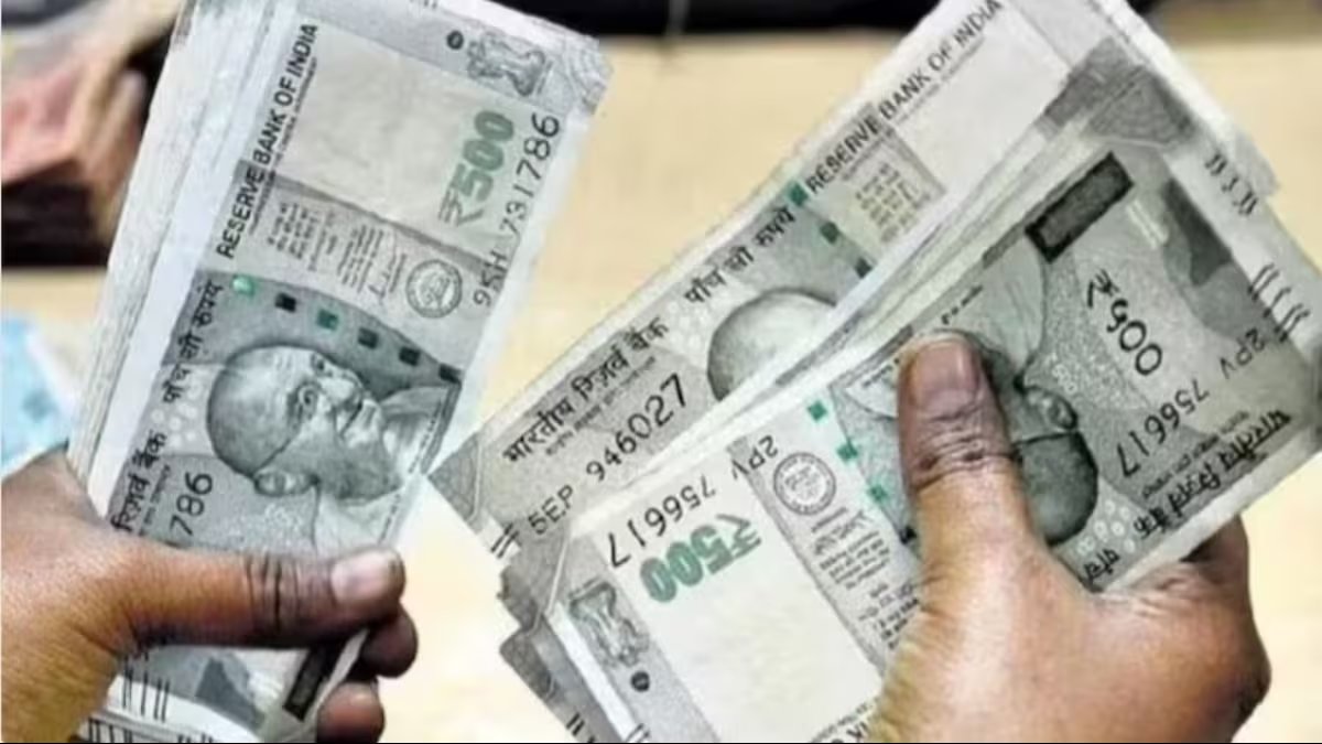 VistaarNews's tweet photo. 4 फीसदी बढ़ाया गया केंद्रीय कर्मचारियों का महंगाई भत्ता, मोदी सरकार का केंद्रीय कर्मचारियों को बड़ी खुशखबरी.
#DAHike #HRA #DearnessAllowances #VistaarNews