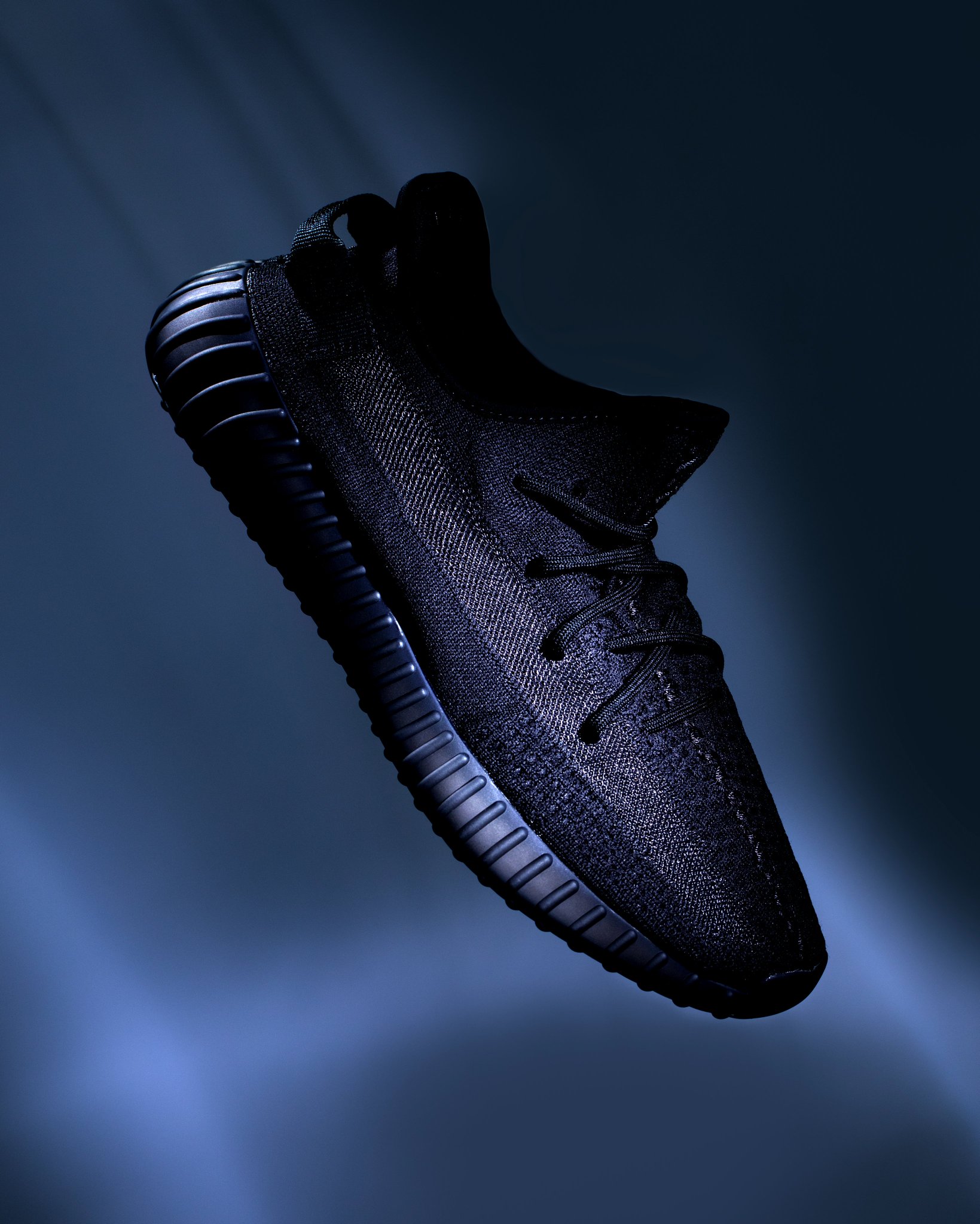 KICKS CREW on X Covered in a sleek monochromatic black design the Adidas Yeezy Boost 350 V2 Onyx is a must have for everyday wear. Shop Now https t gDCG6SahVh https t JrLrh5C6VN X