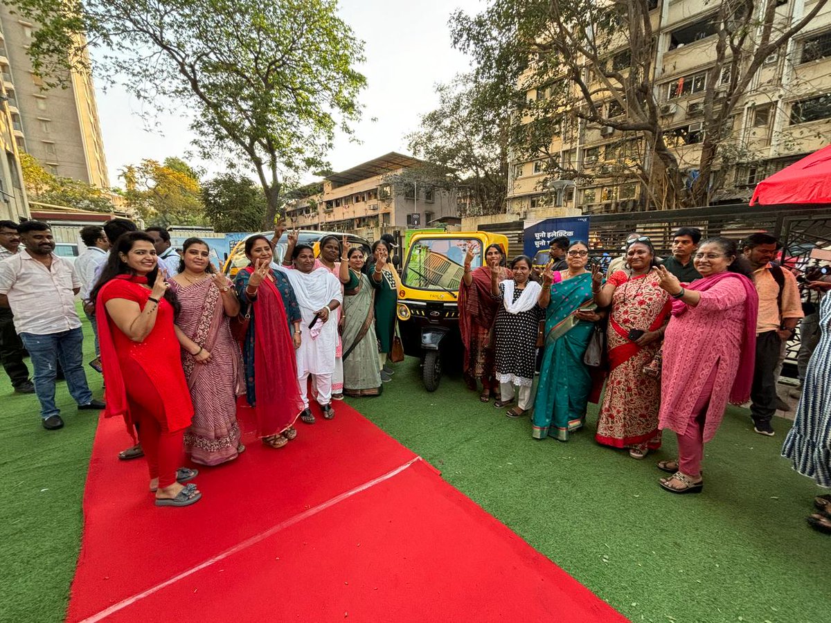 MahindraLMM's tweet photo. Shri @RamdasAthawale Ji, the Honourable Minister of State of Social Justice & Empowerment, took a firsthand experience of our Mahindra Treo Plus. We're thrilled to have his support in promoting sustainable mobility.
.
.
.
#MahindraLMM #change #ev #treo #treoplus https://t.co/9WNyekgyOd
