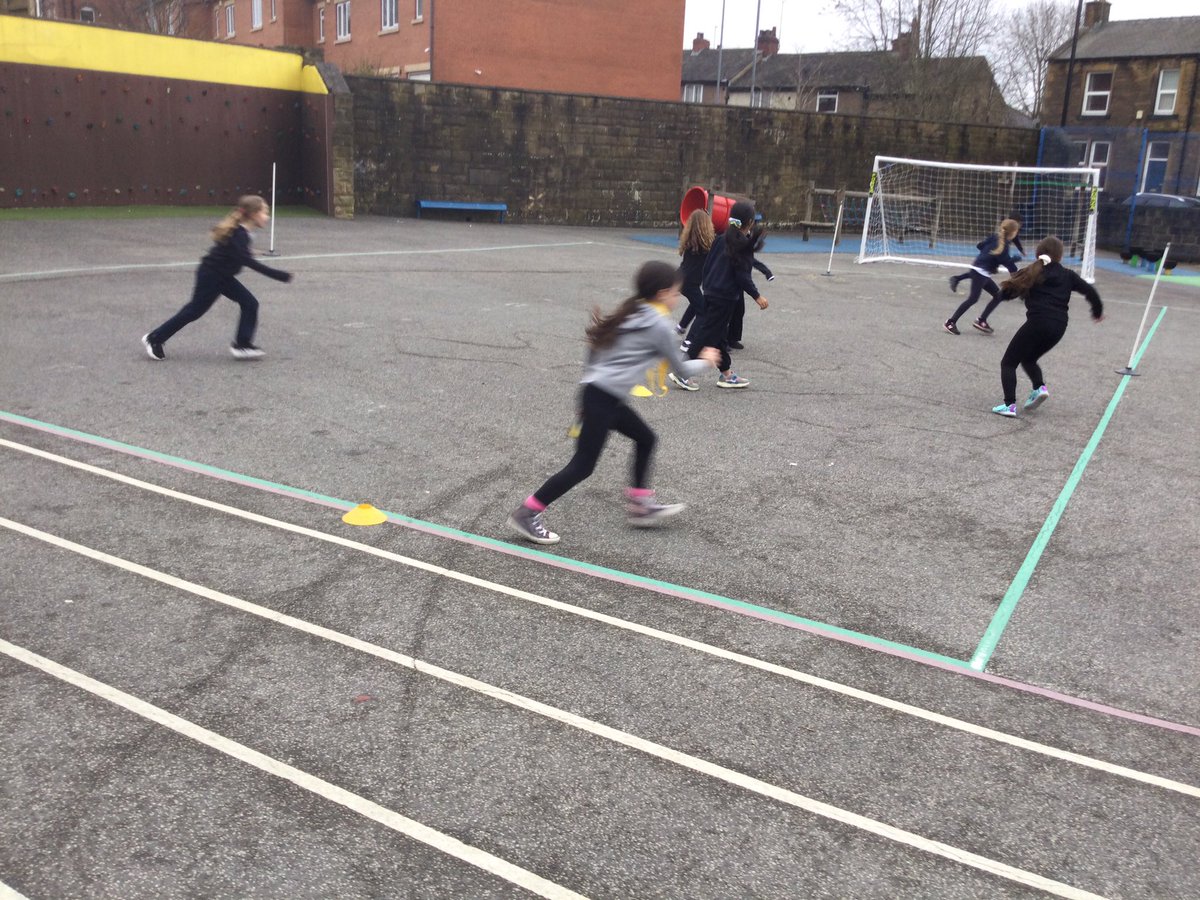 In PE we were learning how to run a rounder 🎾 @MV_PEactivities