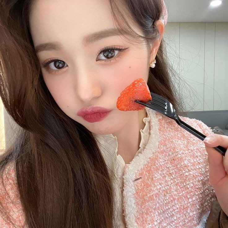 "explaining/debunking "why wonyoung ate strawberry with two hand since kpop stan are still here after 2 years.

[A NECESSARY THREADS]