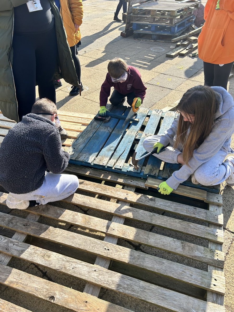 Wonderful to have my P3 boy on campus at @WestLoCollege as part of the @sosukcharity #teachin events. He loved the big build and being supported by our childcare students 👏🏼 #choosecollege #whereyoucan #sustainability