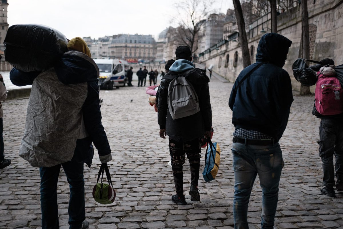 CAD_Asso's tweet photo. 📢La fabrique de l'errance. Paris 2024. #ViolencesPolicieres

 🗣️"Il a dit qu’on devait quitter les lieux, qu’on n'avait pas le choix. [...] C’est injuste parce que nous on dort déjà dehors dans le froid et dans la rue, ils devraient avoir pitié de nous"

📋@cad_asso
📸@ManisierT https://t.co/RI2A5jhFmR