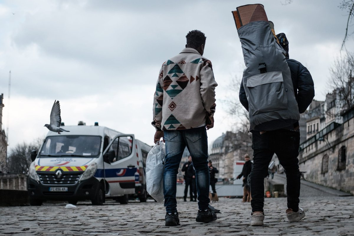 CAD_Asso's tweet photo. 📢La fabrique de l'errance. Paris 2024. #ViolencesPolicieres

 🗣️"Il a dit qu’on devait quitter les lieux, qu’on n'avait pas le choix. [...] C’est injuste parce que nous on dort déjà dehors dans le froid et dans la rue, ils devraient avoir pitié de nous"

📋@cad_asso
📸@ManisierT https://t.co/RI2A5jhFmR