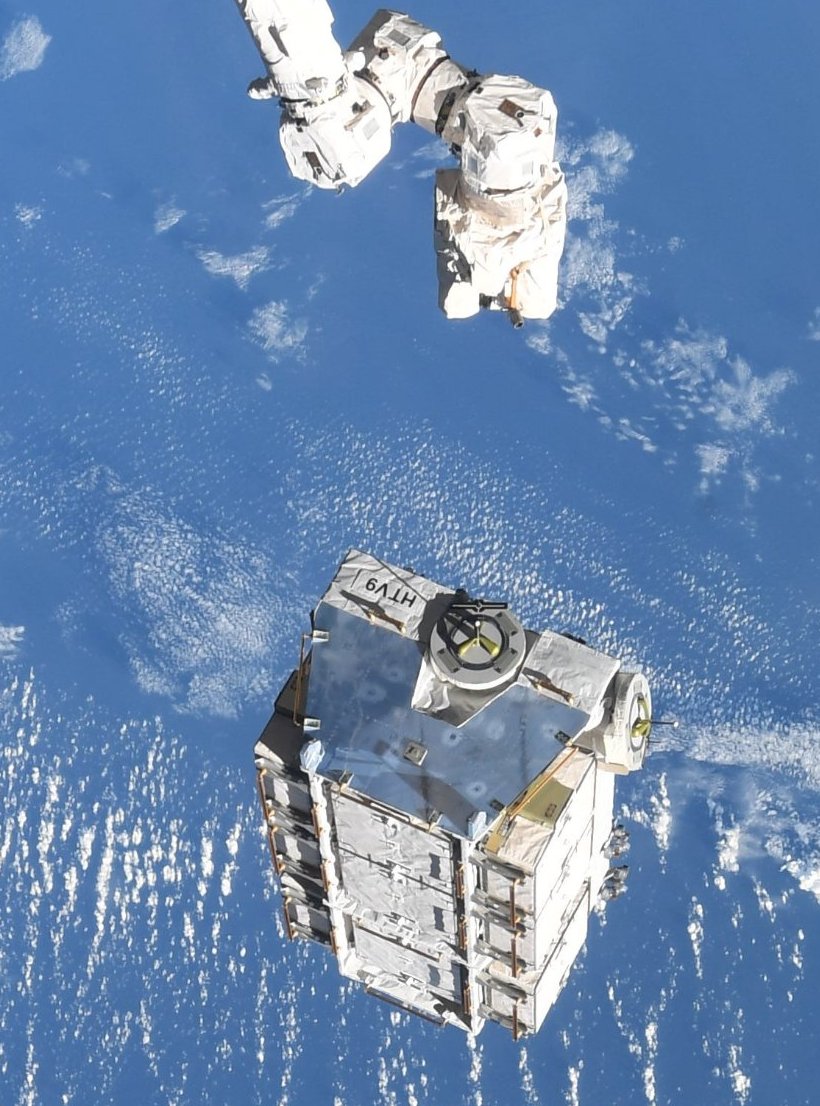 Vähän harvinaisempaa avaruusromua: Kansainvälinen avaruusasema jätti kolme vuotta sitten jälkeensä vanhoja akkuja kiertoradalle. Kolmen tonnin painoinen kappale on palaamassa ilmakehään huomisen aikana. Kohteen rata ei kuitenkaan kulje Suomen yli. Kuva: Mike Hopkins/NASA
