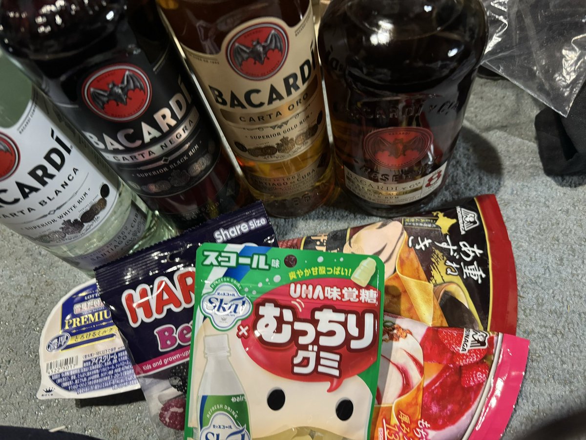 ma_scui's tweet photo. はぁ〜…
飲まなきゃやってられん…
仲間達が去って行く…
寂しいもんだ…
春が近づいてきた。
出逢いと別れの季節。なんだかもどかしい
今はラム酒飲み比べして忘れよう。 https://t.co/4GBV4wDTKN