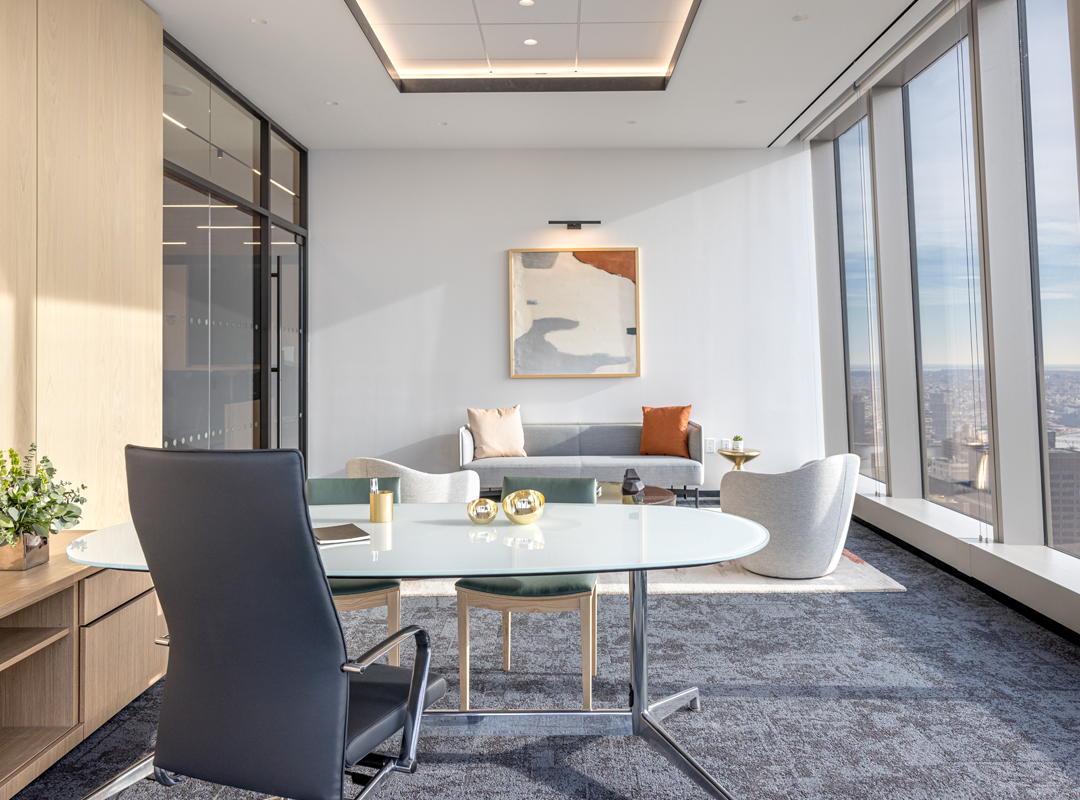 A beautifully designed corner office in the sky? ✔️ One of the many elements of an unmatched workplace experience at #OneVanderbilt. Learn more about this turn-key suite here: hubs.li/Q02nhj_y0 #AltusSuites #SLGreen #NYCRealEstate #NYCArchitecture @vocon