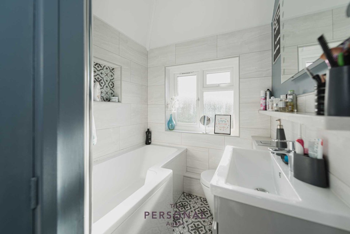 PA_Lettings's tweet photo. Our *LETTING OF THE WEEK*

Wheelers Lane, Epsom £2,700

Located on the periphery of the highly sought after Stamford Green conservation area, The Personal Agent are pleased to offer this deceptively spacious and recently refurbished family home.

https://t.co/pJH6m0WgRi https://t.co/r2Ou1MoSgk