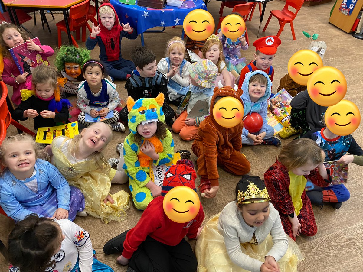 YsgolPwllCoch's tweet image. Dosbarth Derbyn yn mwynhau Diwrnod y Llyfr 📖 @Diwrnodyllyfr 
Reception class enjoying World Book Day @WorldBookDayUK