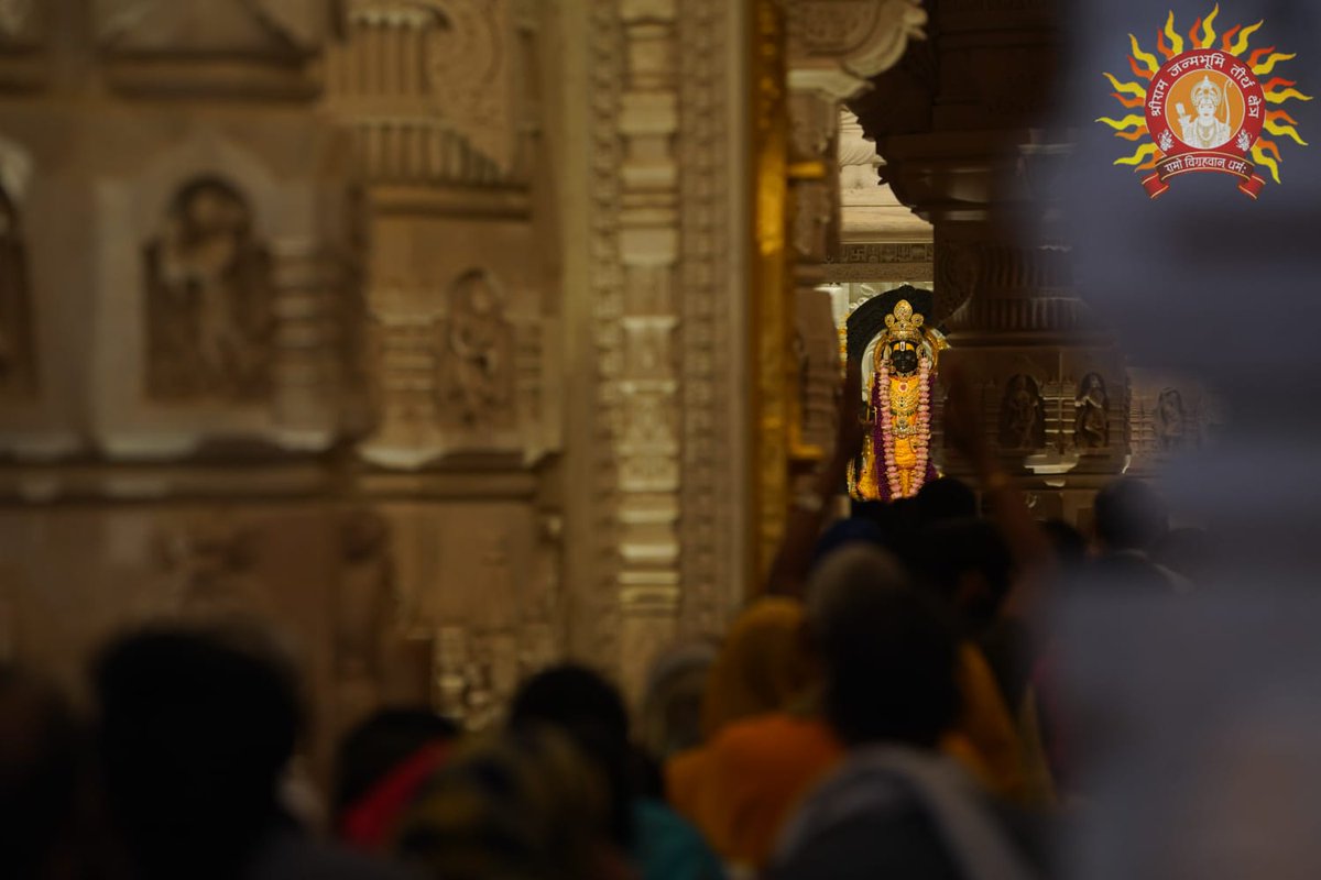 ShriRamTeerth's tweet image. लोचन चातक जिन्ह करि राखे।
रहहिं दरस जलधर अभिलाषे।।
निदरहिं सरित सिंधु सर भारी।
रूप बिंदु जल होहिं सुखारी।।
तिन्ह के हृदय सदन सुखदायक।
बसहु बंधु सिय सह रघुनायक।।

जिन्होंने अपने नेत्रों को चातक बना रखा है, जो आपके दर्शन रूपी मेघ के लिए सदा लालायित रहते हैं ..

तथा जो भारी-भारी…