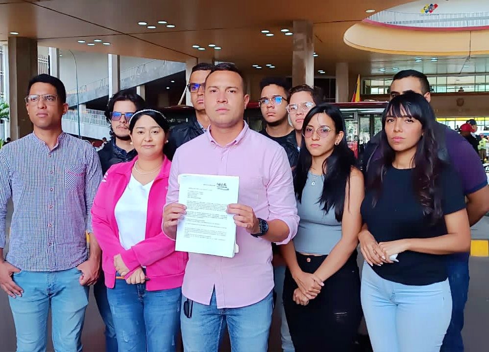 HolaTuRE's tweet image. Desde #HolaTúInscríbeteRE el pasado #31Ago consignamos un documento ante el CNE recibido por el Rector @delpinojuan en la sede nacional y que también recibieron 17 ORE del país donde propusimos 1.500 puntos de inscripción y actualización del Registro Electoral