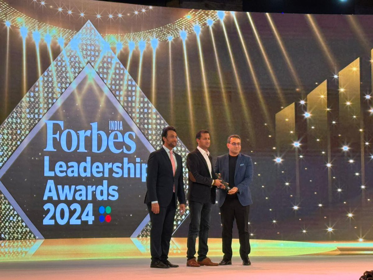 ForbesIndia's tweet photo. For its focus on simplifying financial services, Groww wins #FILA for Promising Startup. @1kunalbahl, cofounder of Titan Capital, presents the trophy to, @_harshjain26, co-founder @_groww.

@ishanishu @lkeshre 

#FILA2024 LIVE: https://t.co/yhJCht8faT https://t.co/9cmdDtECGD