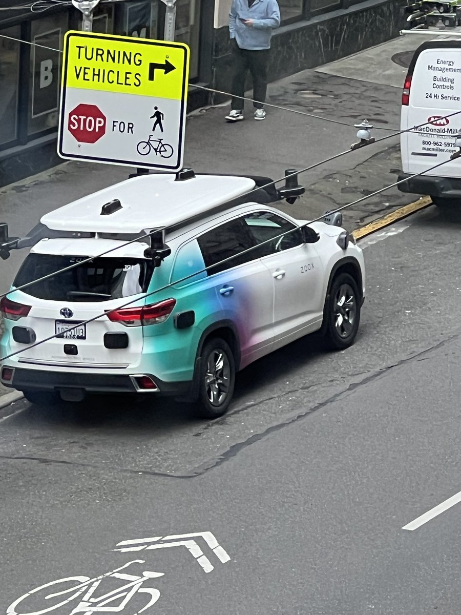 docsarab1's tweet image. #zoox #Automation #Seattle People walking by casually, almost not noticing such cool tech and exciting stuff!