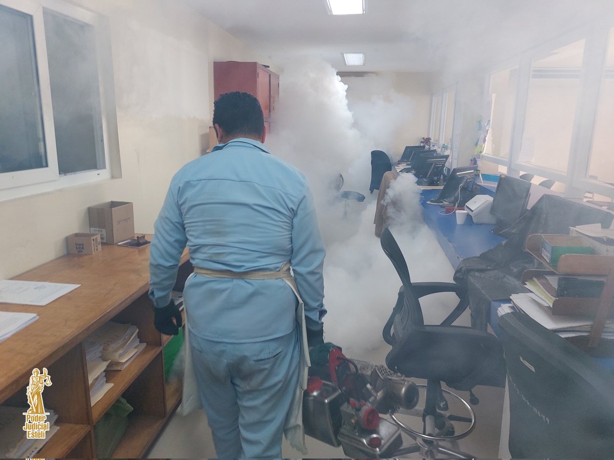 Brigadas de Ministerio de Salud realizan jornada de abatización y fumigación en el Complejo Judicial de #Esteli, con el objetivo de evitar el aumento de 🦟 zancudos y así 🛡️ proteger de enfermedades a los usuarios y servidores públicos que visitan las instalaciones judiciales.