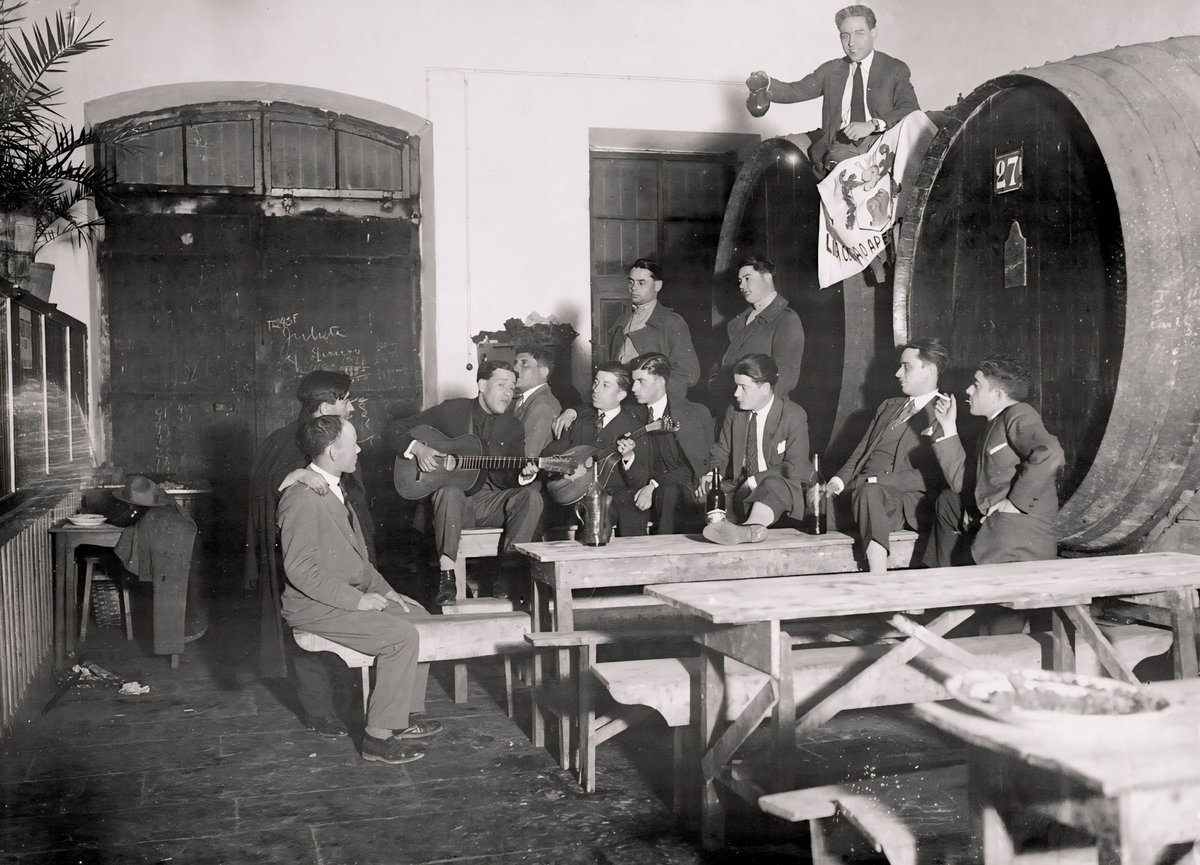 Conjunto de alunos universitários numa noite de fados em Lisboa nos finais dos anos 30.

📸 [Restos de Coleção]

#portugalantigamente