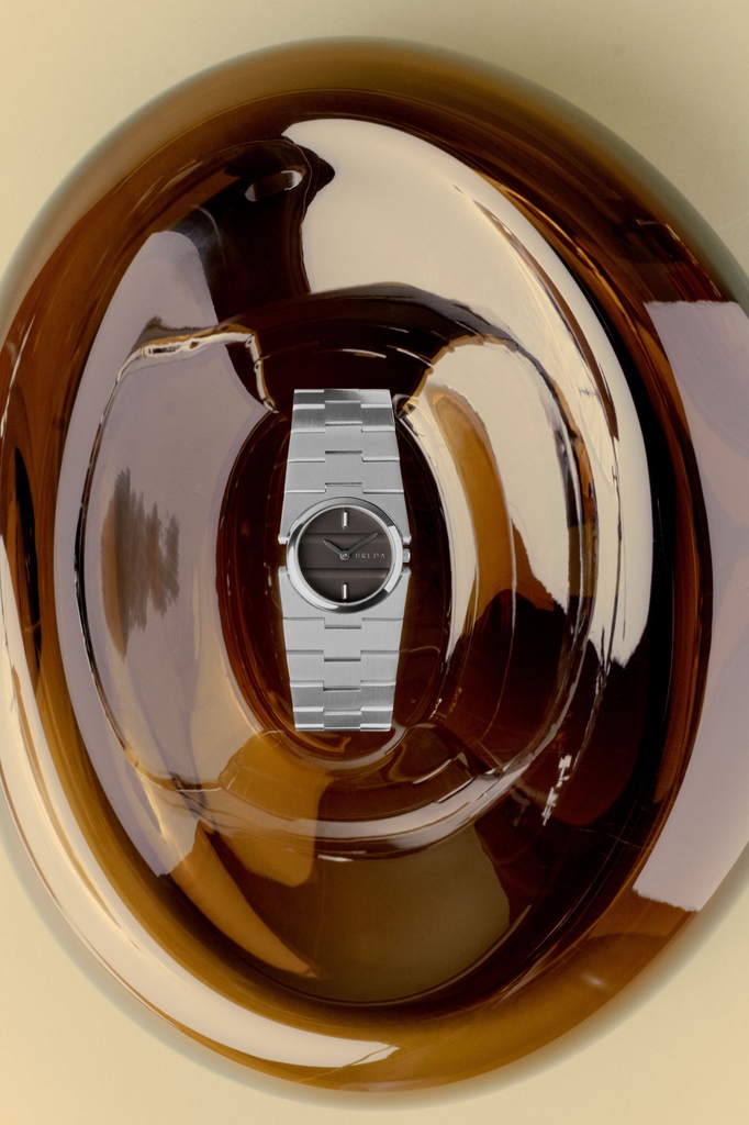 BREDA's interpretation of a classic round face watch — a reimagined staple. Sync in Silver/Smoke is available now. 

breda.com/collections/sy…