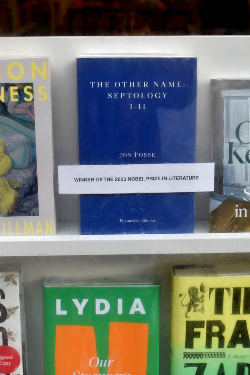 NorwayinUK's tweet photo. Happy #WorldBookDay!

Did you know there are over 1000 independent book shops in the UK?

In other words, lots of places to pick up a book by Jon Fosse, the 2023 winner of the Nobel Prize in Literature! @fitzcarraldoeds @norwegianbooks https://t.co/oEudgLZcns