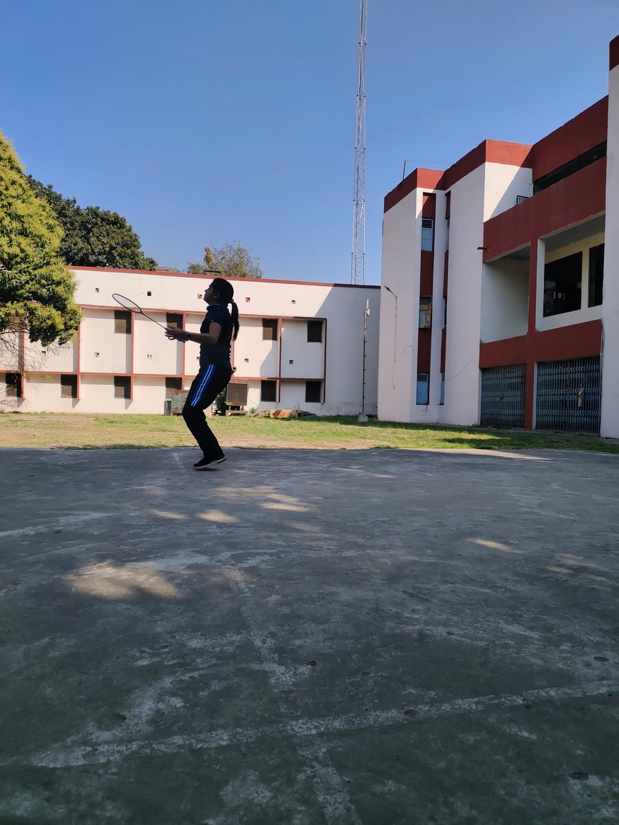 The best thing about sports is,it teaches u the resilience to put a continuous fight & never give up.
'Fall down seven times,stand up eight.'
#PuedoPorquePiensoQuePuedo
Badminton Singles Champion🏸
Inter Hostel Competition 2024 @DDUGU_Official @_poonamtandon 
#GorakhpurUniversity