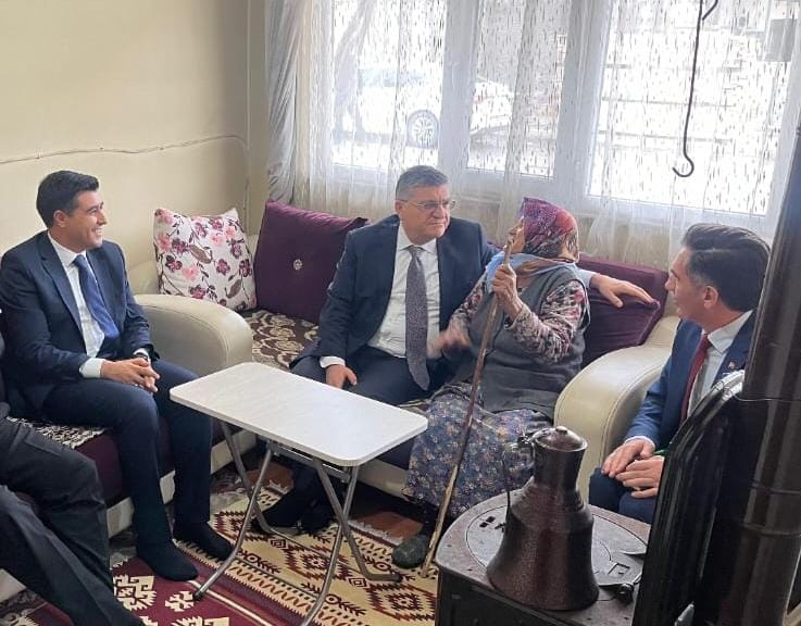 mustafaozarslnn's tweet photo. Durağan'da yalnız yaşayan ve bakımını yapacak kimsesi olmayan Şaize teyzemize misafir olduk.
Temizlik, özbakım, beslenme gibi temel ihtiyaçlarını kendi başına gideremeyen Şaziye teyzemiz gibi #Sinop'umuzdaki 560 yaşlımız; SYDV görevli arkadaşlarımıza emanet.
#VefaProgramı https://t.co/Wj6296mbpx